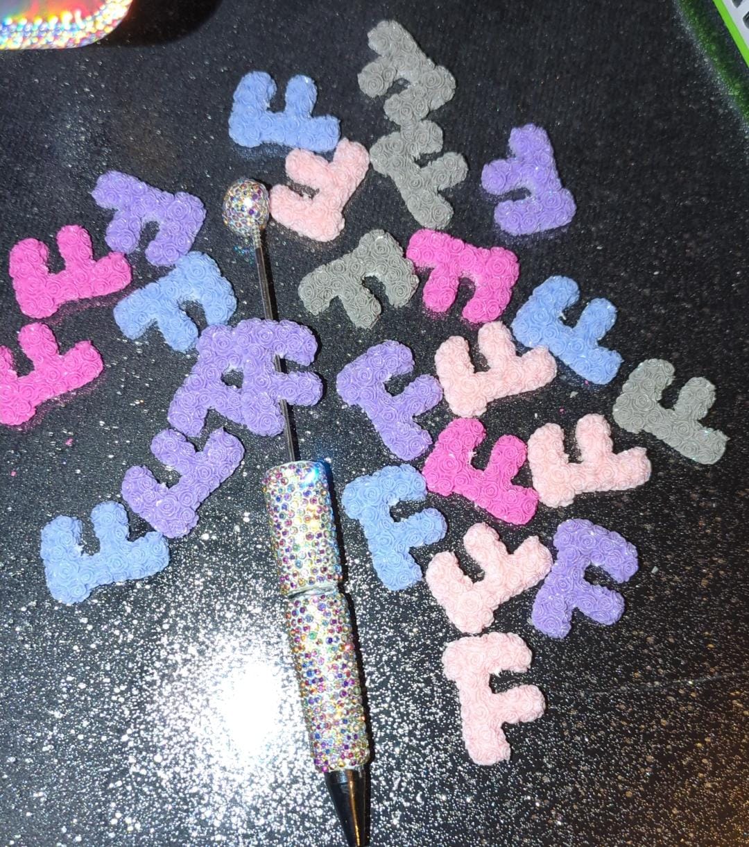 F Buchstaben Rosen Charm Perlen in unterschiedlichen Farben