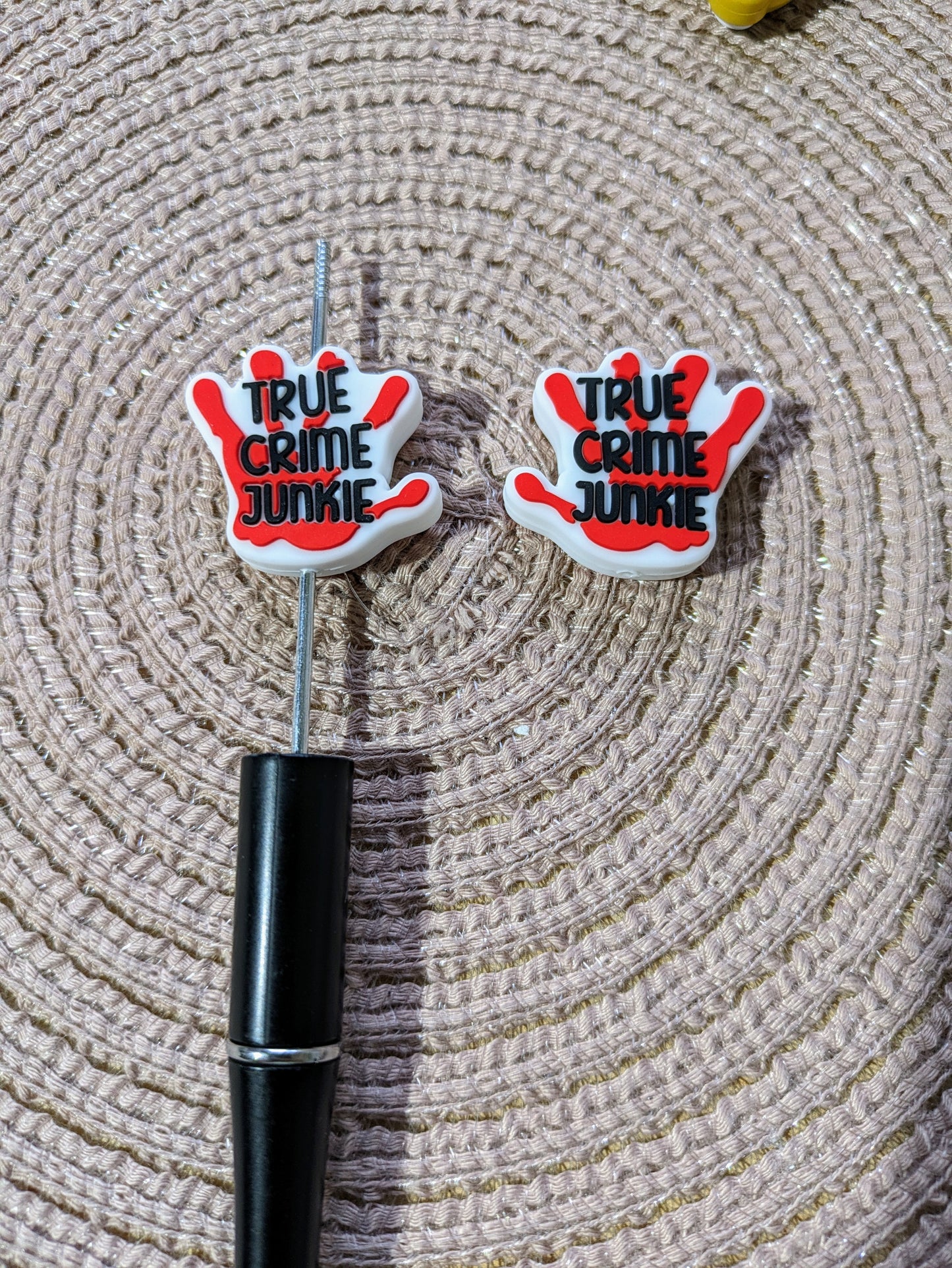 Silikonperle True Crime Junkie rote Hand (36)