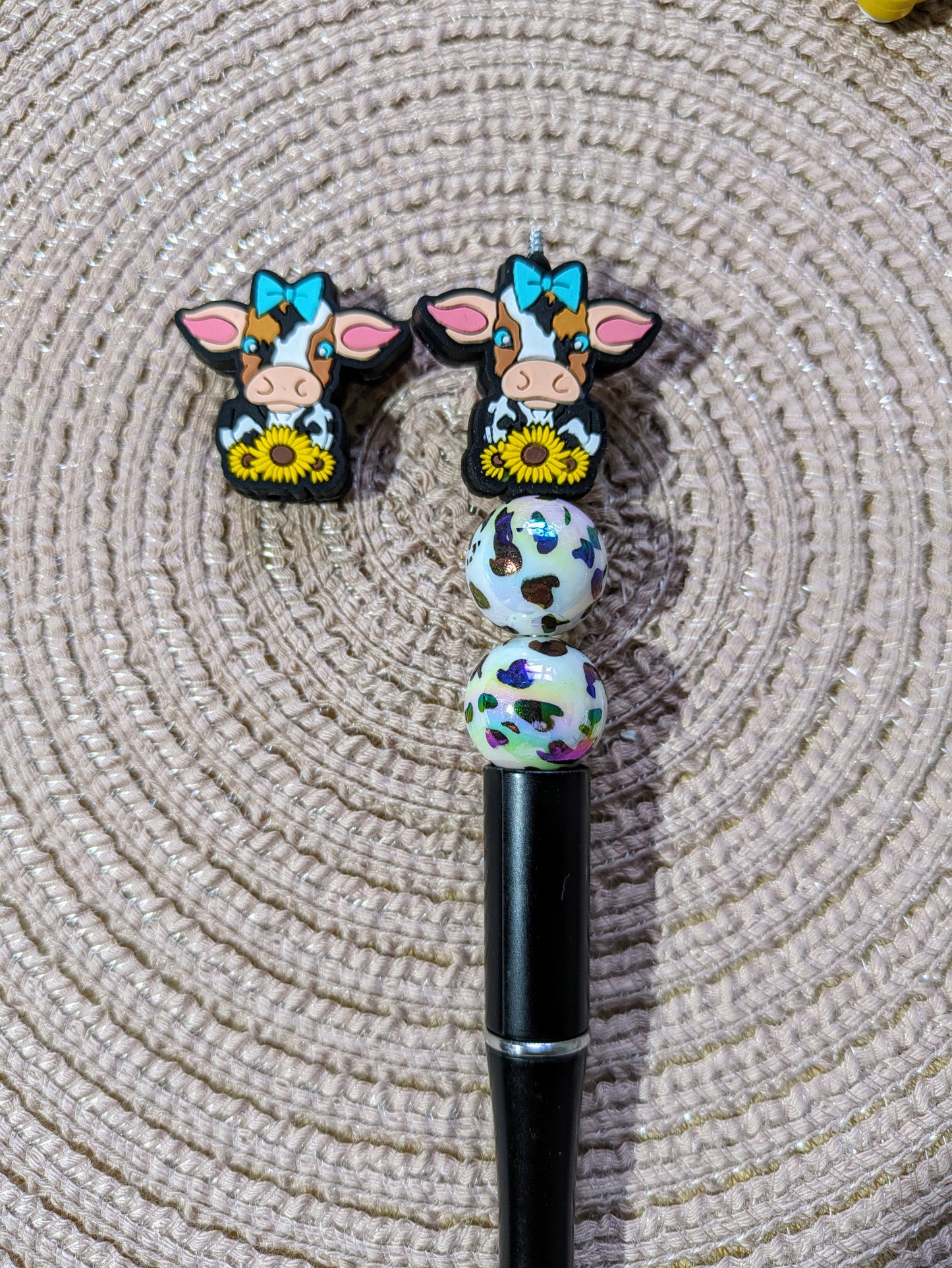 Silikonperle Kuh mit Schleife und Sonnenblume (41)