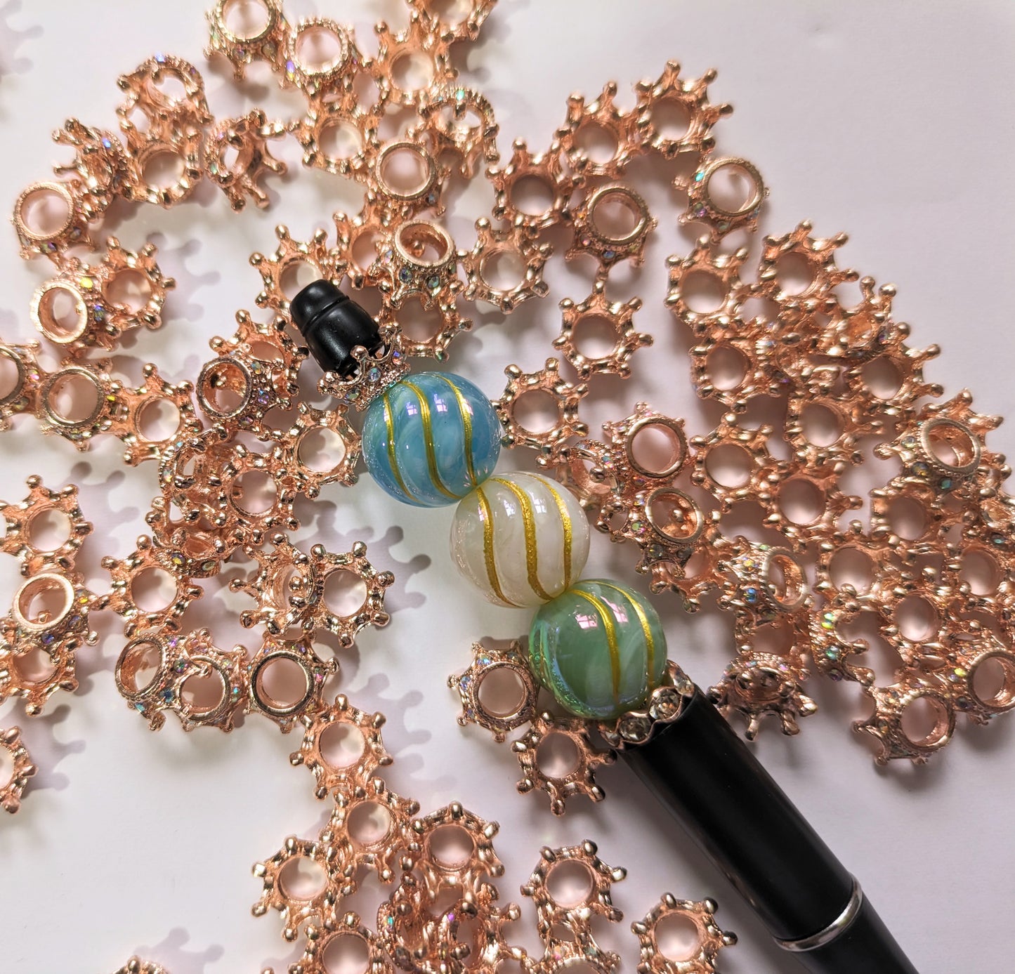 Kleine Kronen aus Metall in Rosegold mit Strasssteinen (126)