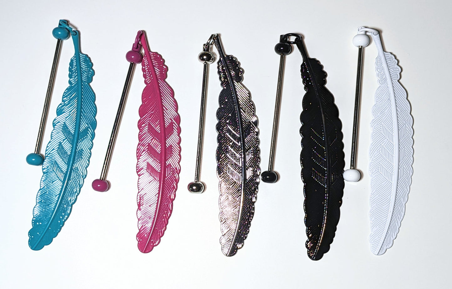 Lesezeichen aus Metall Feder in verschiedenen Farben