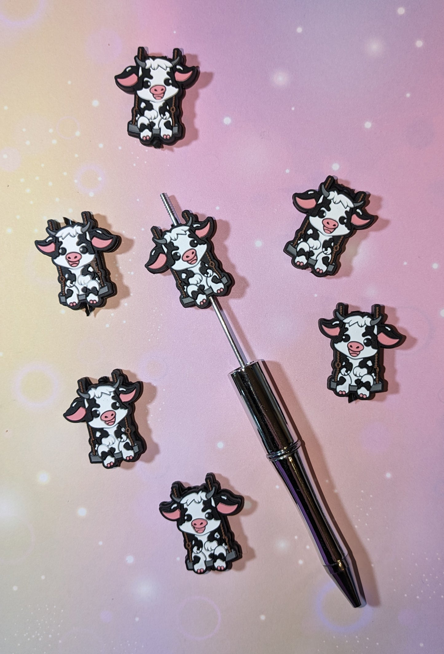 S56 Silikonperle / Focal Kuh auf Schaukel Babykuh Kälbchen