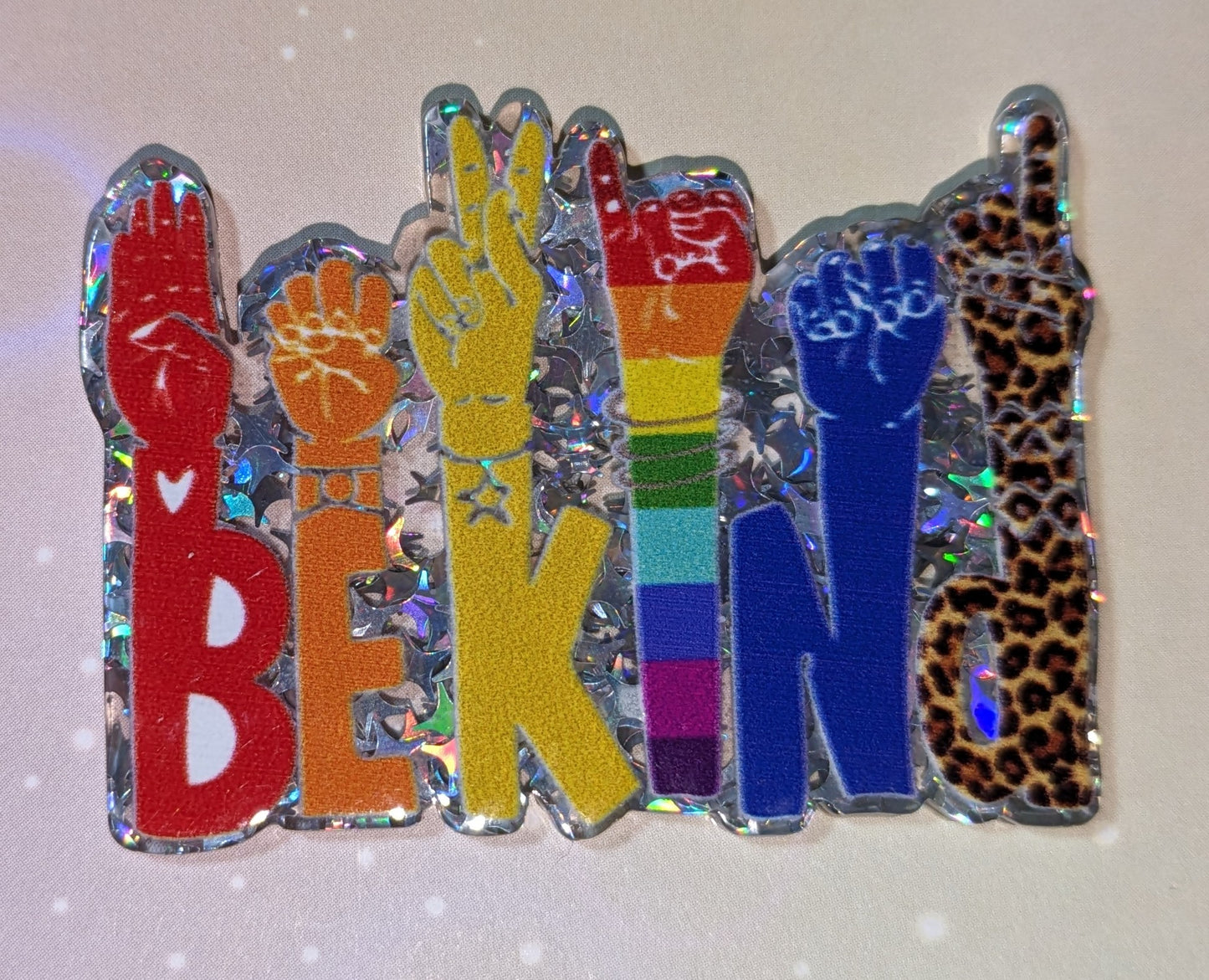 Glitzercharm " Be Kind " bunt