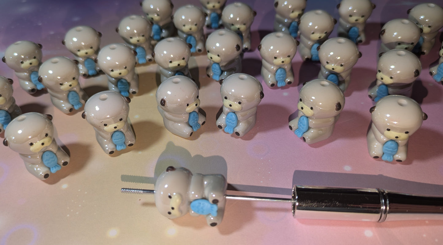 BOX01/B14 3D Perlen grauer Otter mit blauem Fisch