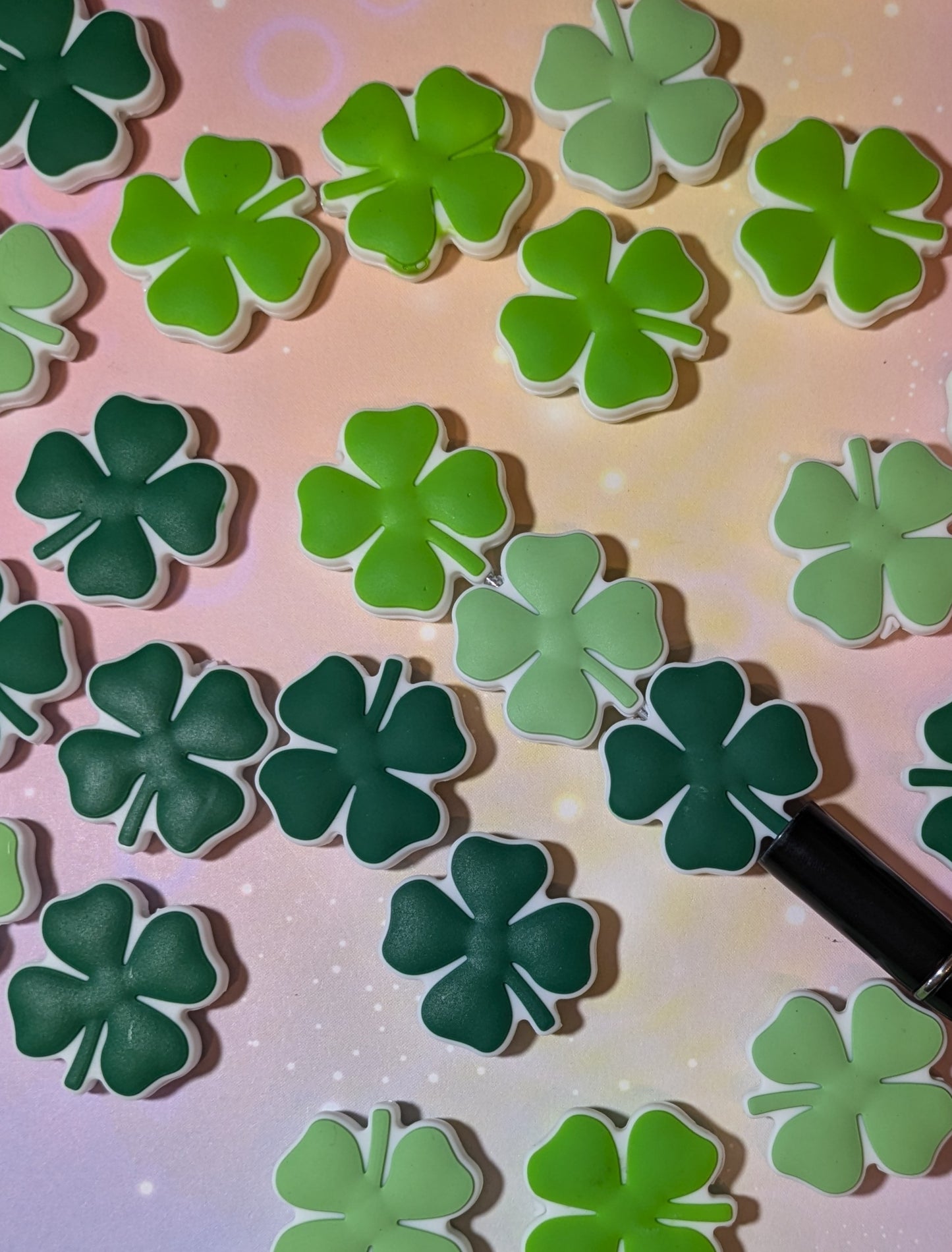 S71 Silikonperle / Focals vierblättriges Kleeblatt grüntöne