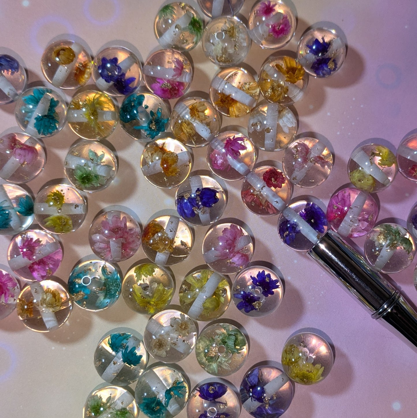 KK57 Resinperlen mit Trockenblumen und Goldflackes