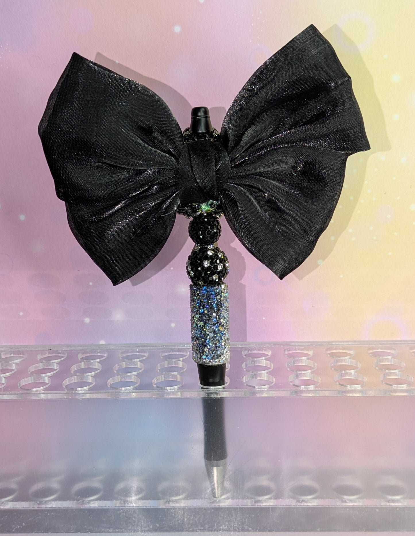 Unikat Luxeriöser Kugelschreiber in schwarz gehalten, Brosche und Samtschleife