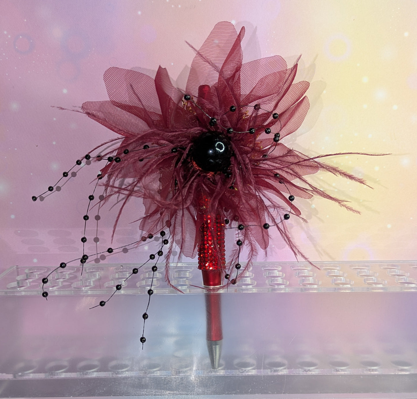 Unikat Goldener Pfau Kugelschreiber mit roten Strasssteinen besetzt und reizender Stoffblüte