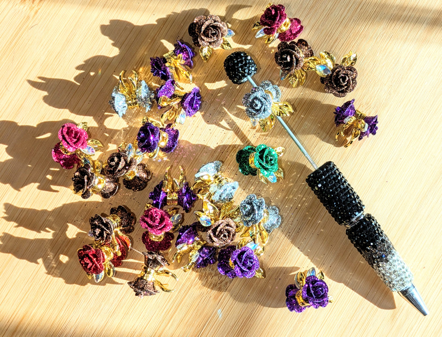 Metallperle Rose mit goldenen Blättern mit Facettierten Glassteinen und Glitzerblüte in verschiedenen Farbgebungen