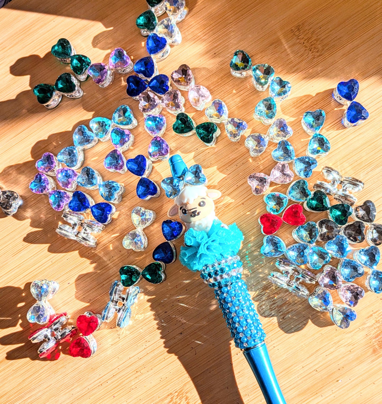 Kleine Metallschleifen mit Funkelnden Facettierten Glassteinen besetzt in verschiedenen Farben