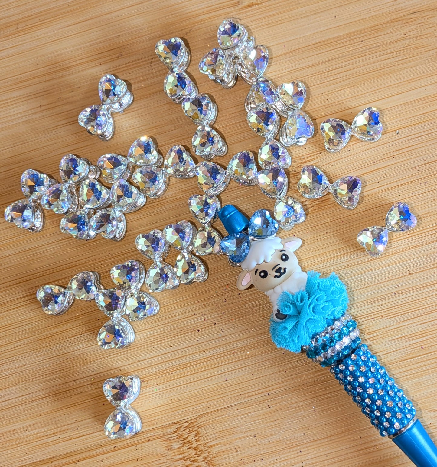 Kleine Metallschleifen mit Funkelnden Facettierten Glassteinen besetzt in klar