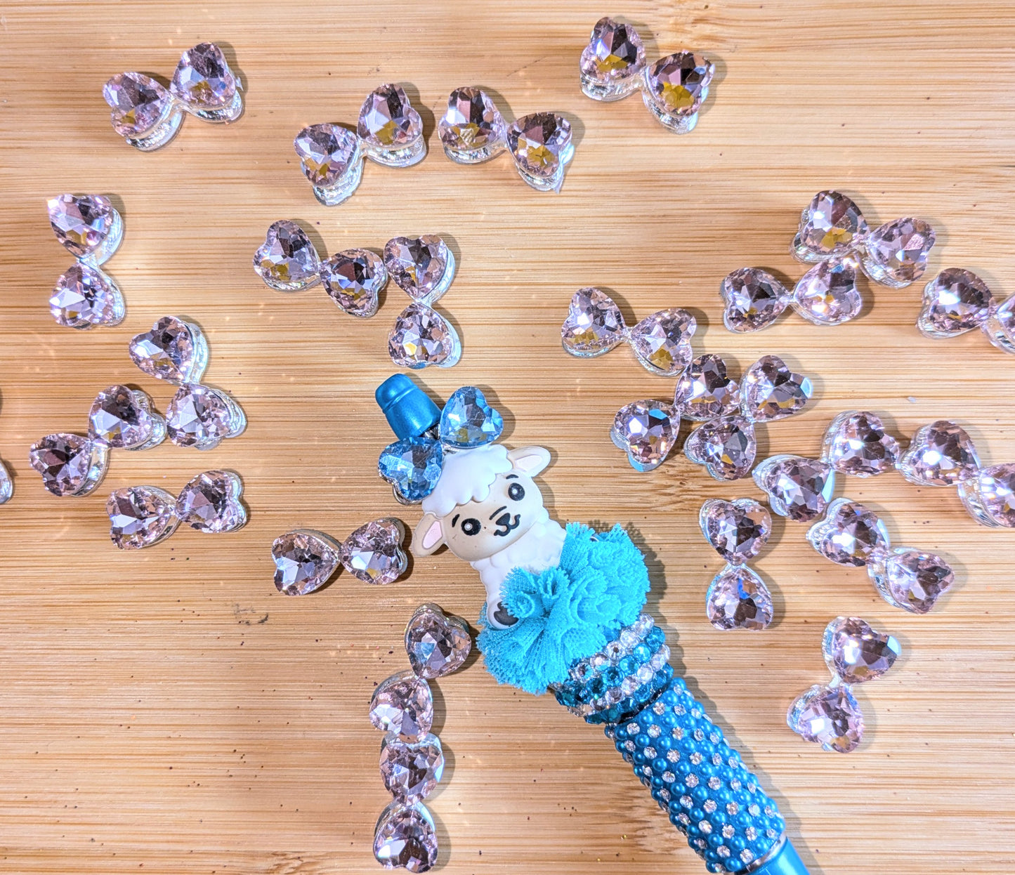 Kleine Metallschleifen mit Funkelnden Facettierten Glassteinen besetzt in rosa