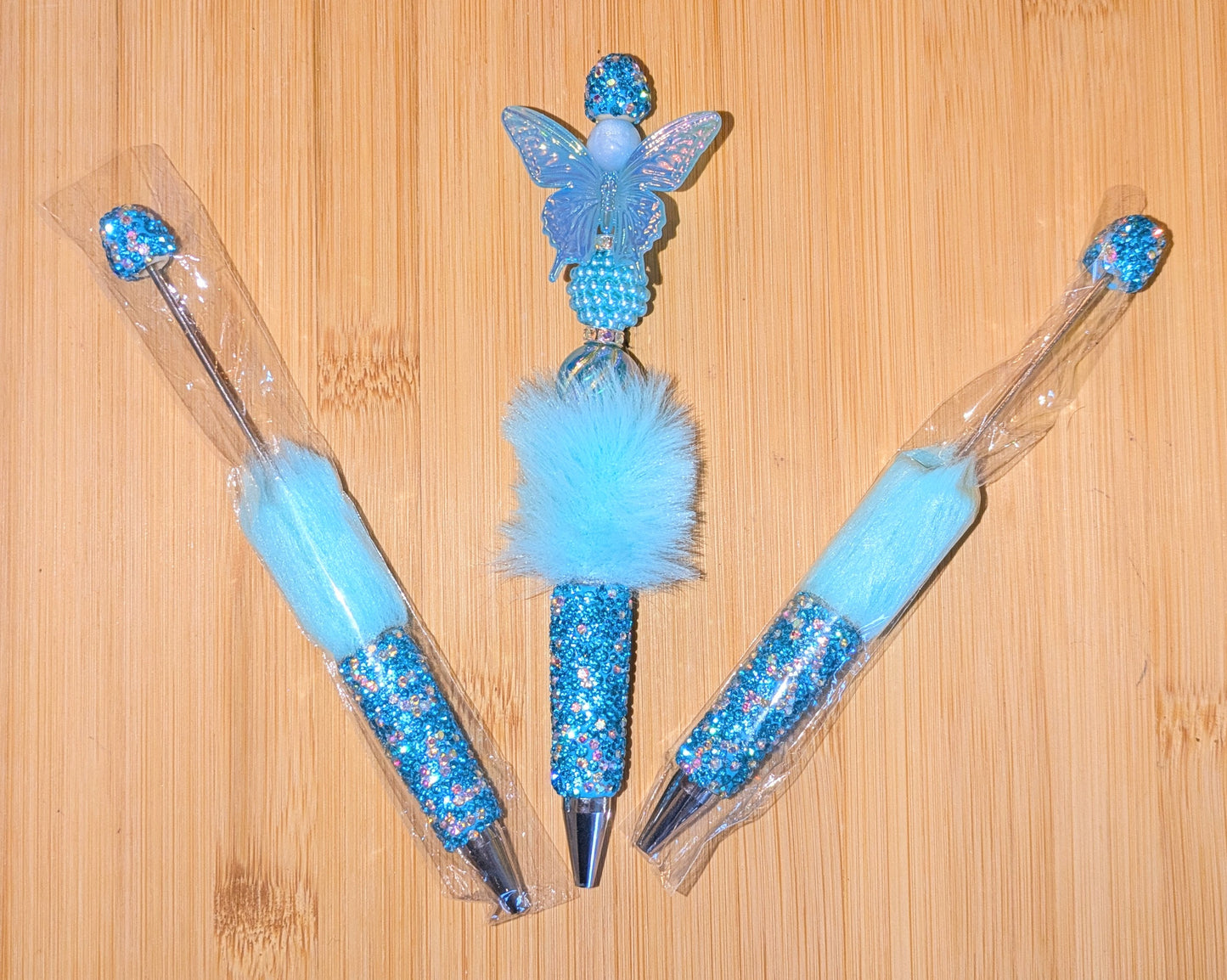 Handgestaltete Strasskugelschreiber mit Pompom hellblau silber