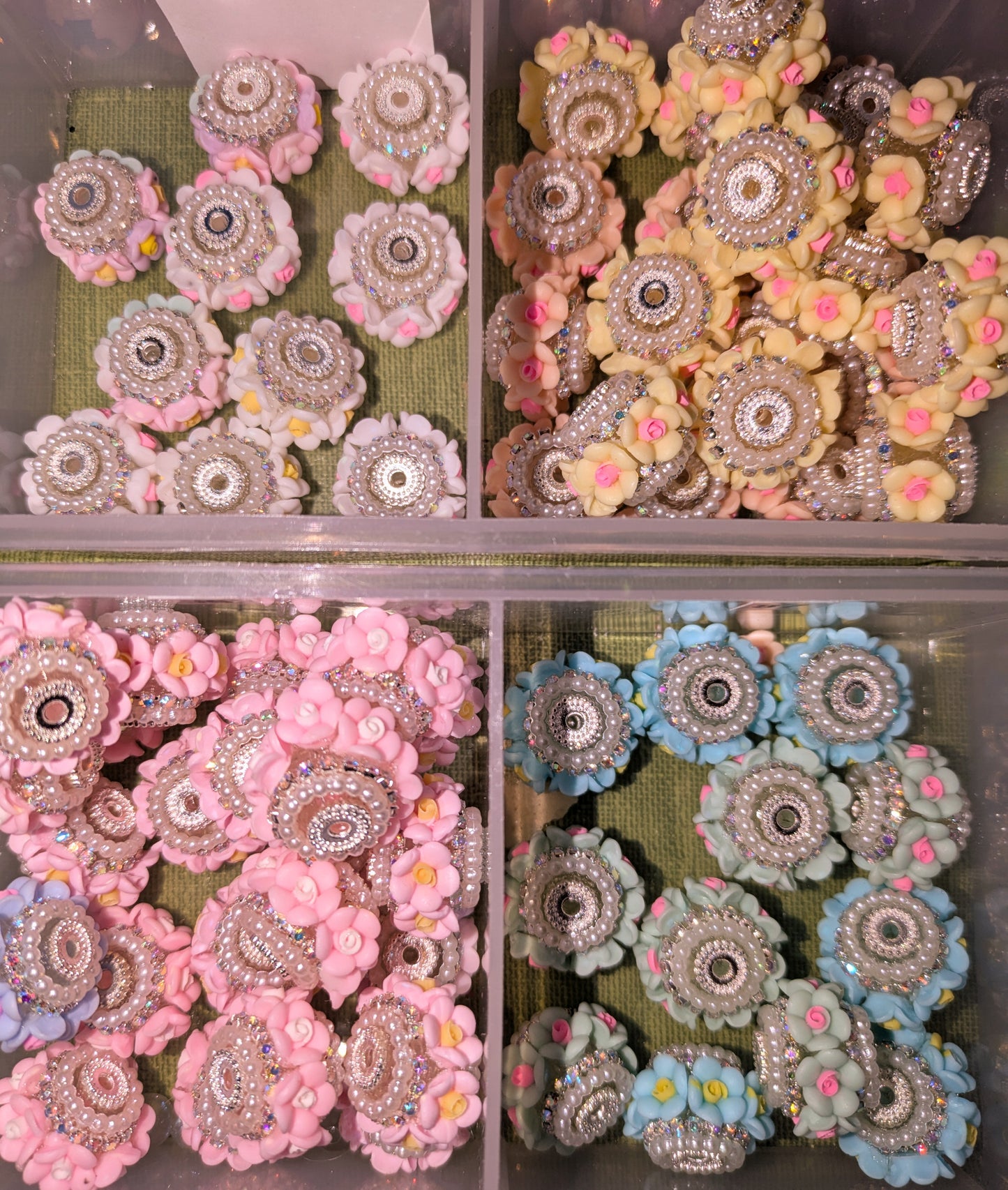 20 mm Blumenperlen mit Strass in verschiedenen Farben