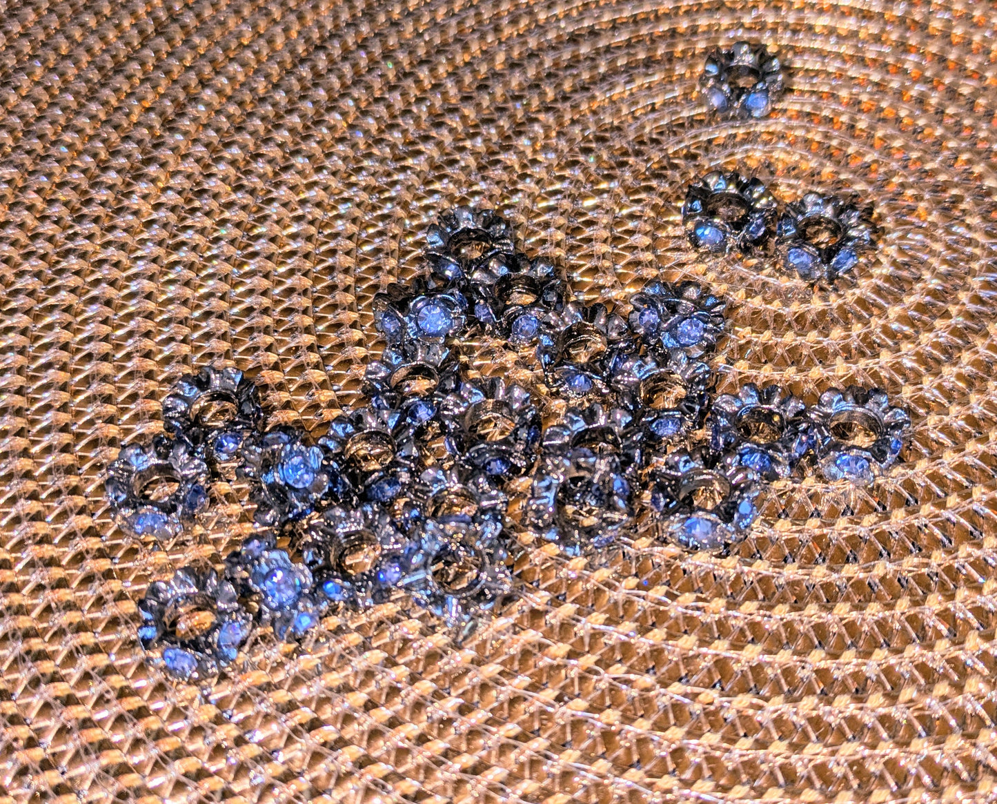 große Blüten Spacer in silber und anthrazit mit farbigen Strasssteinen