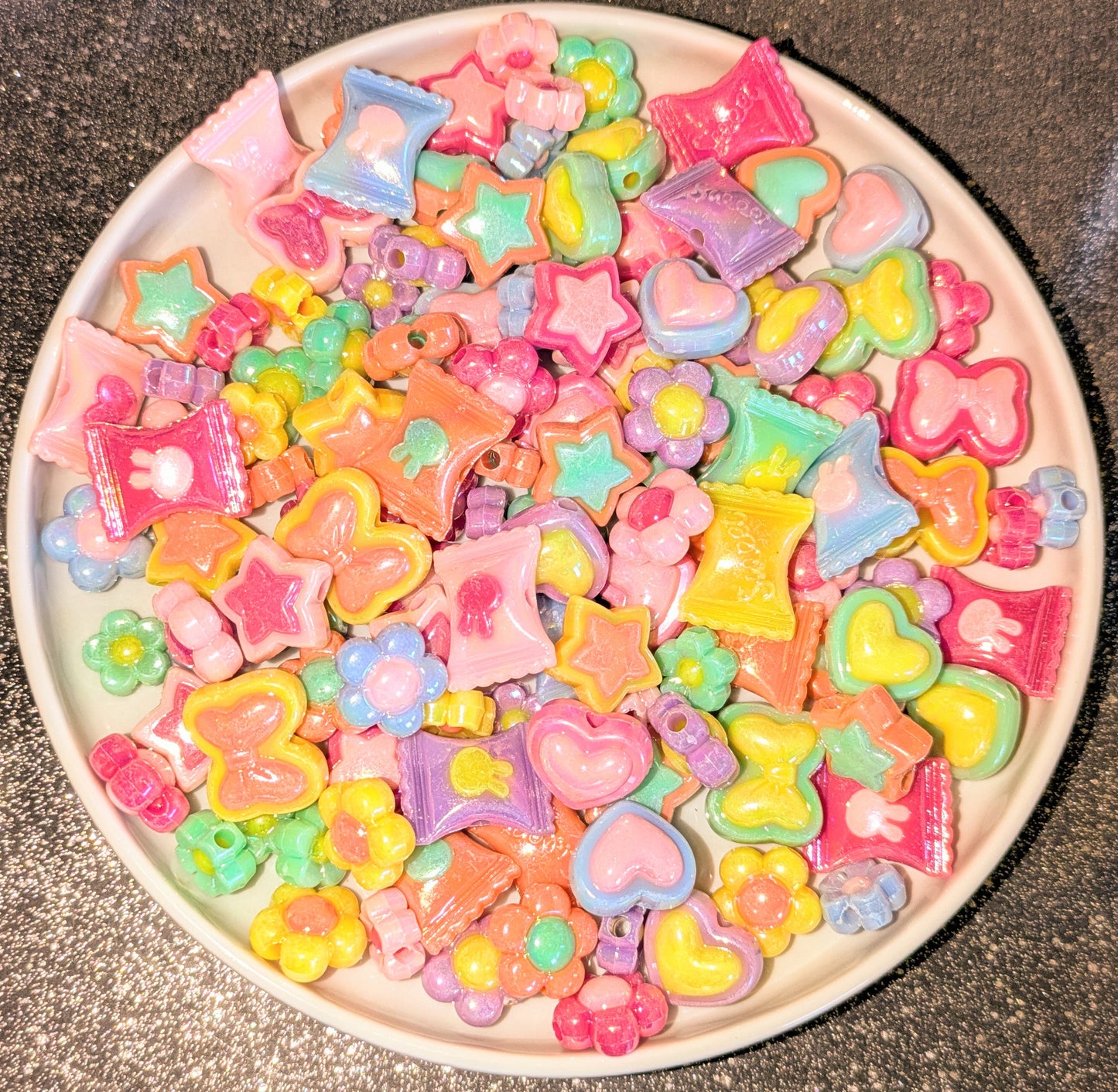 250 ml Bunter Perlenmix mit Herzen Blumen Sternen Bonbons mit unregelmässigem Lack