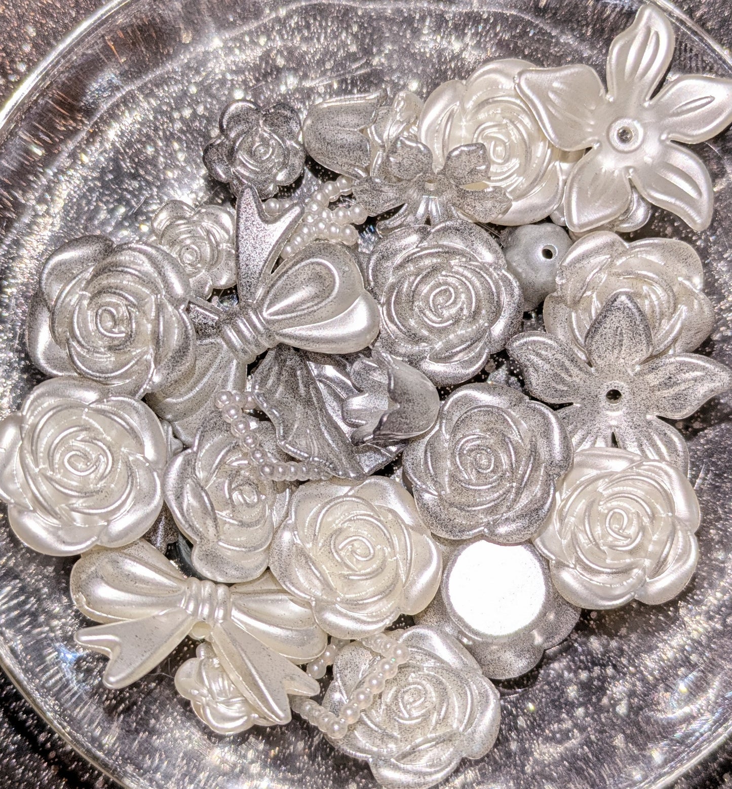 Silberrauer Blüten-Perlen bzw. Anhänger Mix