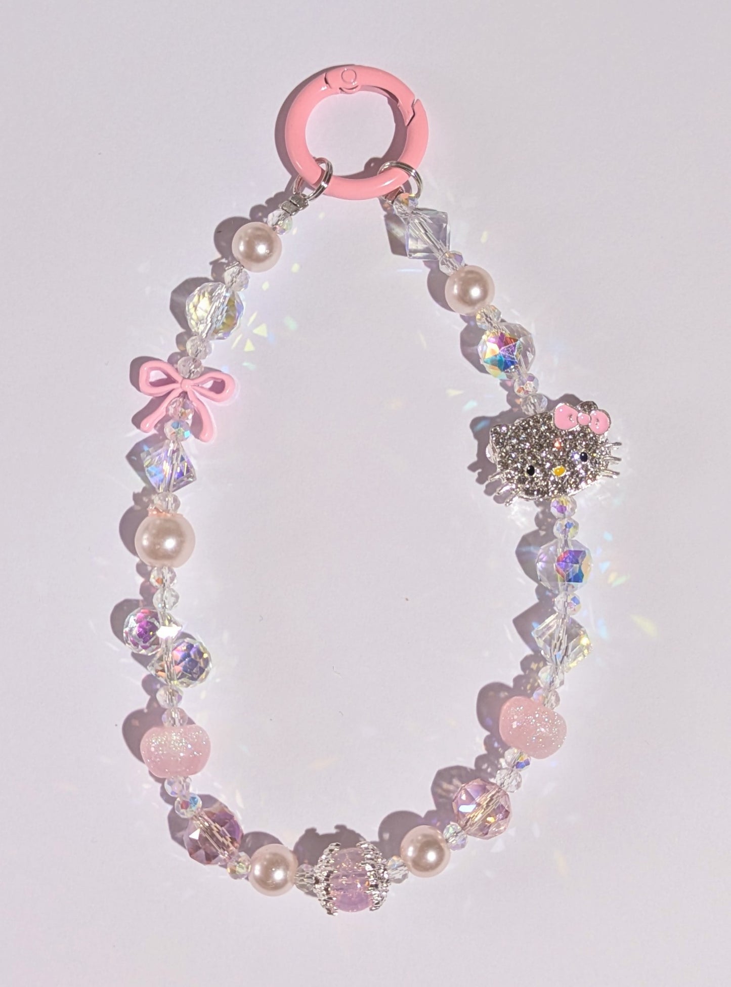 Hochwertige Handykette aus Glas- und Metallperlen in klar Rosa mit großer Metall HKperle