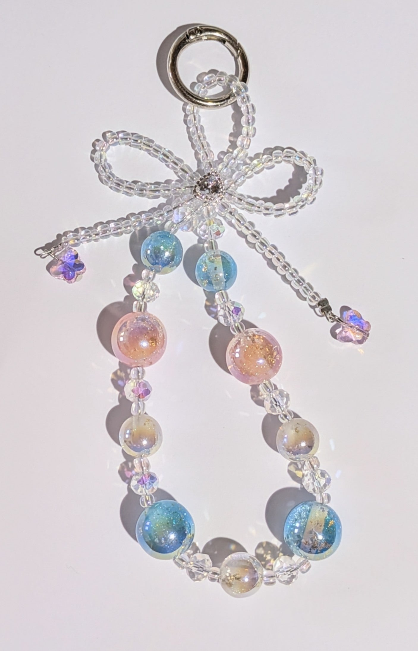 Hochwertige Handykette aus Glasperlen mit großem Schleifenbogen in rosa blau