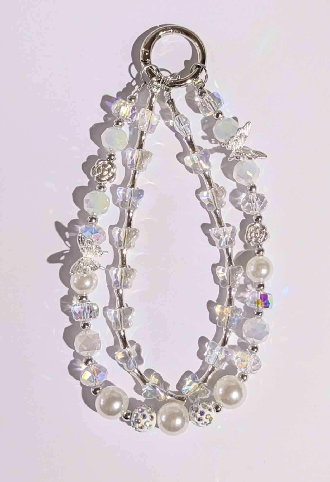 Hochwertige Elegante Doppelläufige Handykette aus Glas- und Metallperlen in weiß mit Schmetterlingen