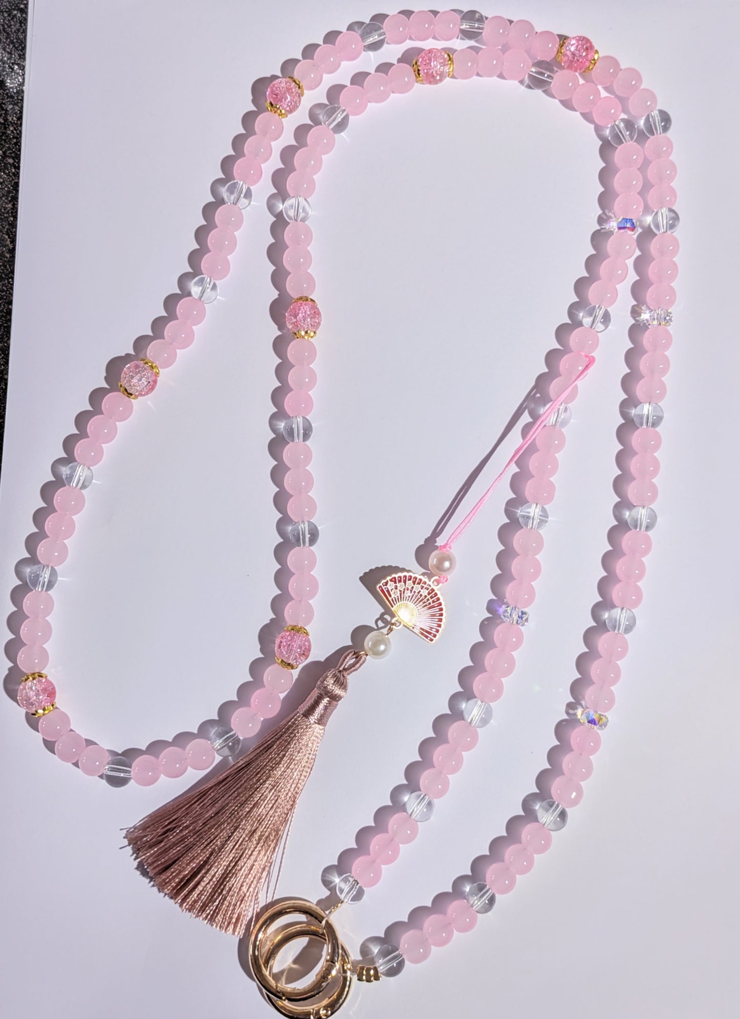 Hochwertige Elegante Handykette ca. 120 cm aus Glas- und Metallperlen in klar rosa mit Quaste und Metallfächer-Anhänger
