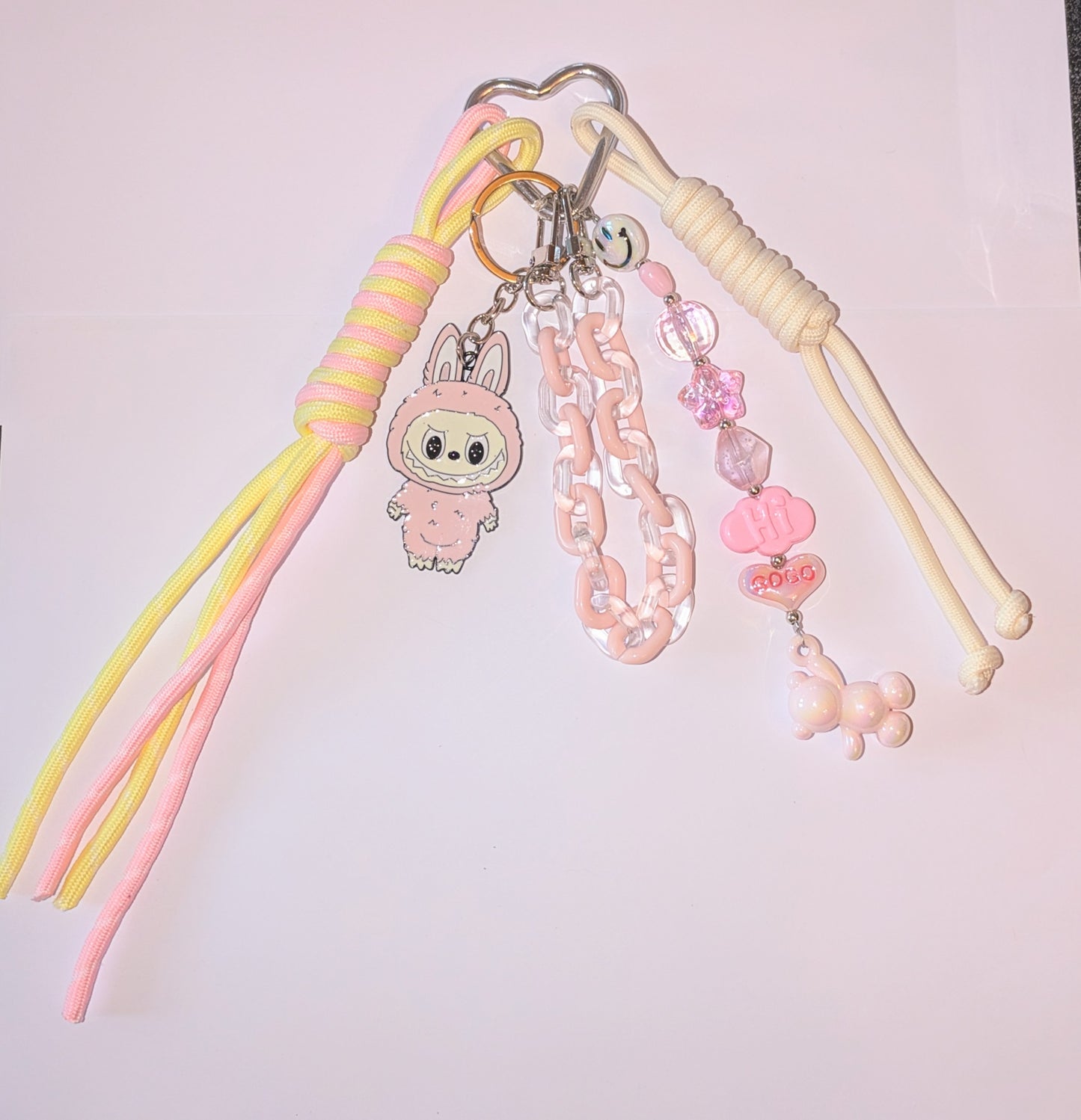 Taschenbaumler mit Labubu Anhänger in rosa gelb weiß gehalten