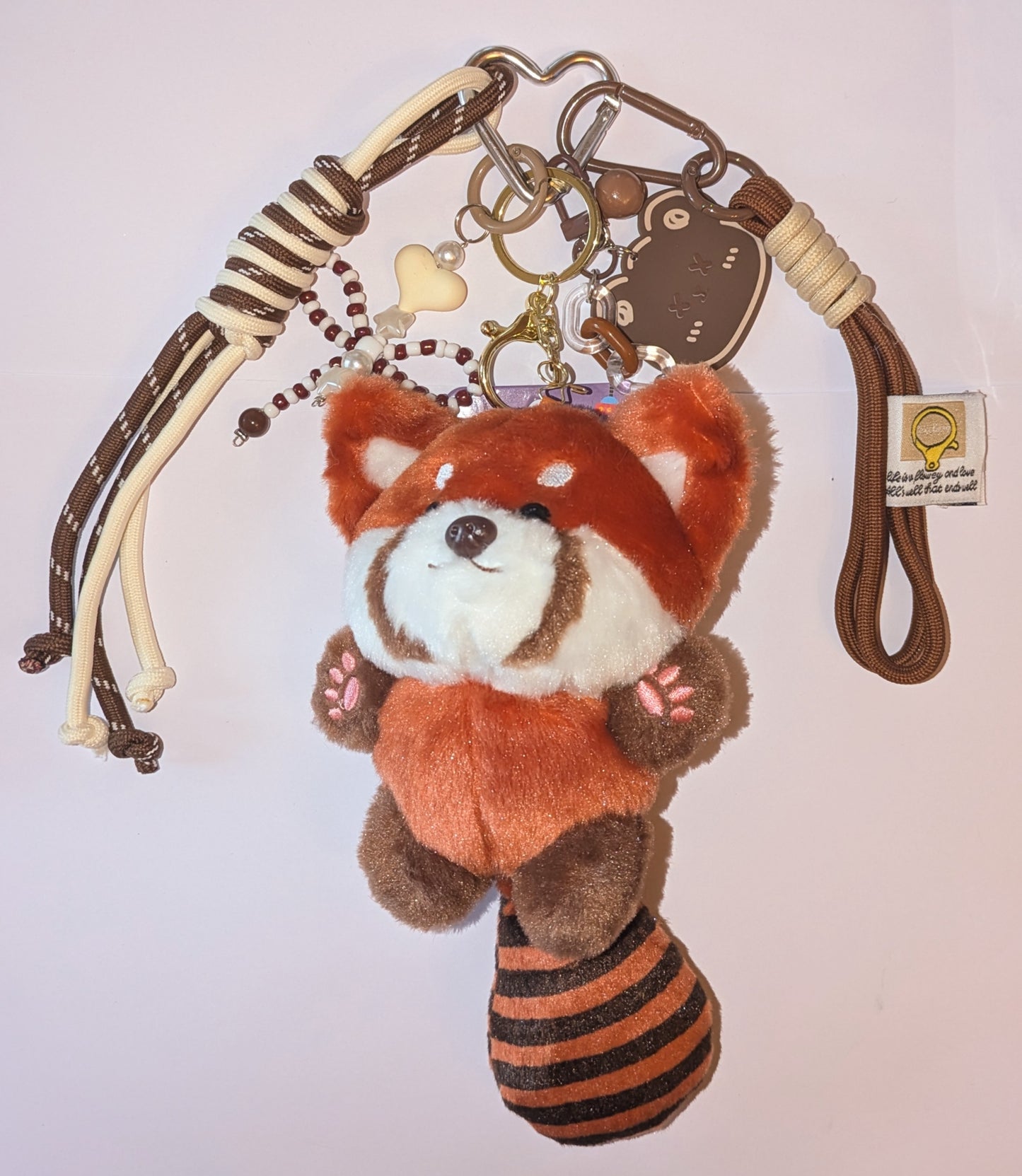 Taschenbaumler mit roterm Panda Plüschtier und viele weiteren Details