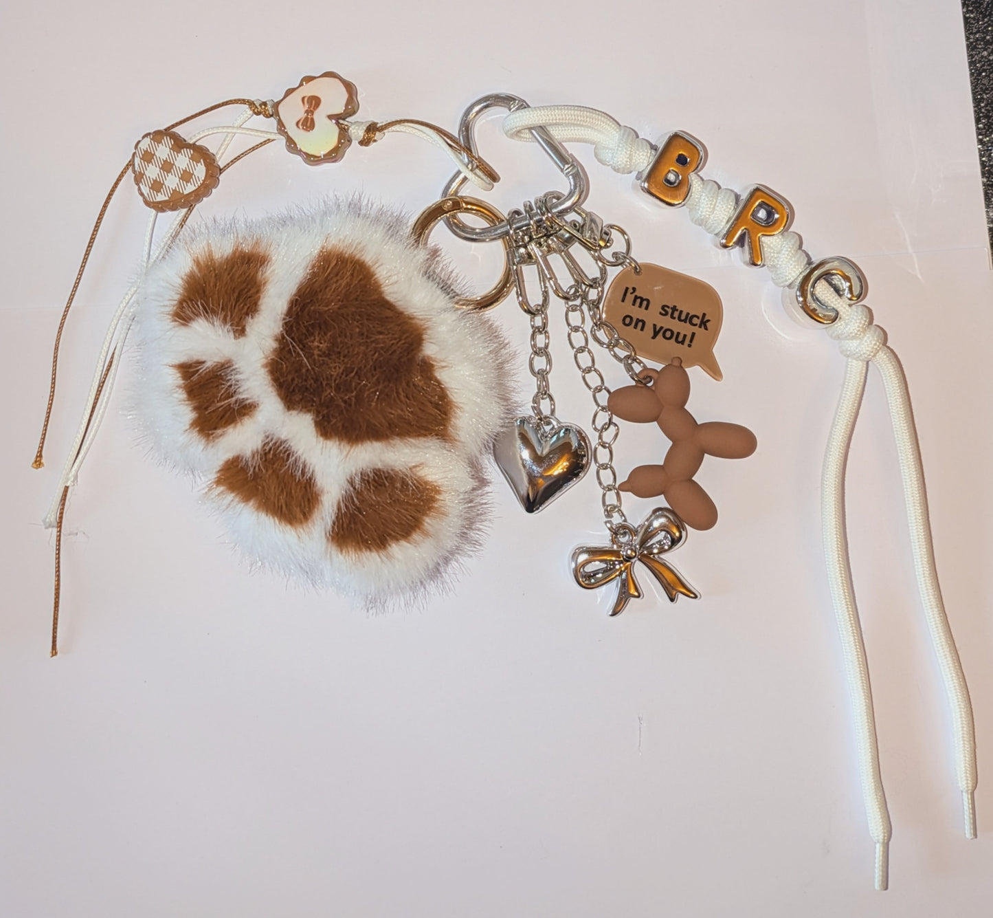 Taschenbaumler mit riesiger Plüschtatze in braun weiß silber