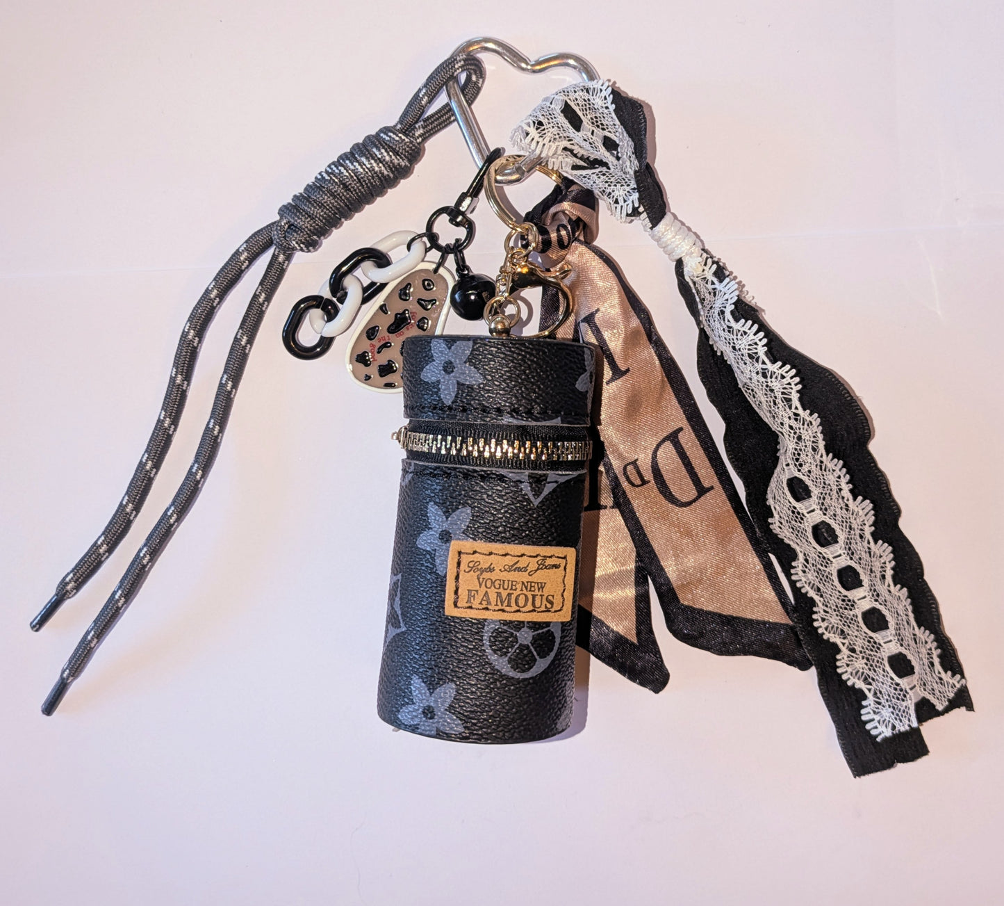 Taschenbaumler mit großer schwarzen Runden Tasche und vielen weiteren Details