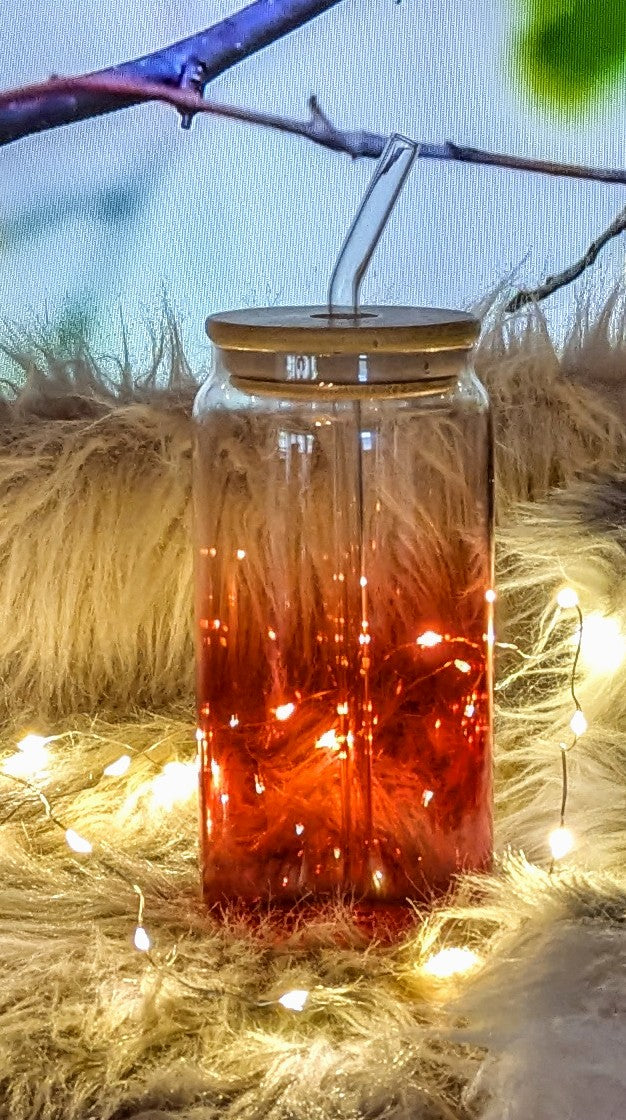 Glasbecher mit kräftigem rotem Farbverlauf mit Bambusdeckel und Trinkröhrchen + Sticker nach Wahl