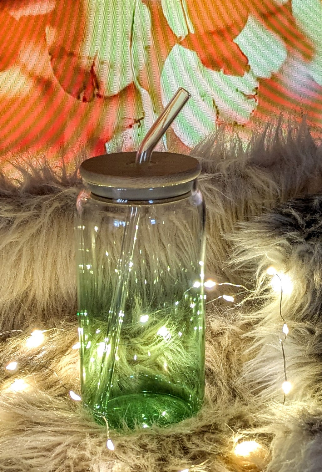 Glasbecher mit kräftigem grün Farbverlauf mit Bambusdeckel und Trinkröhrchen + Sticker nach Wahl