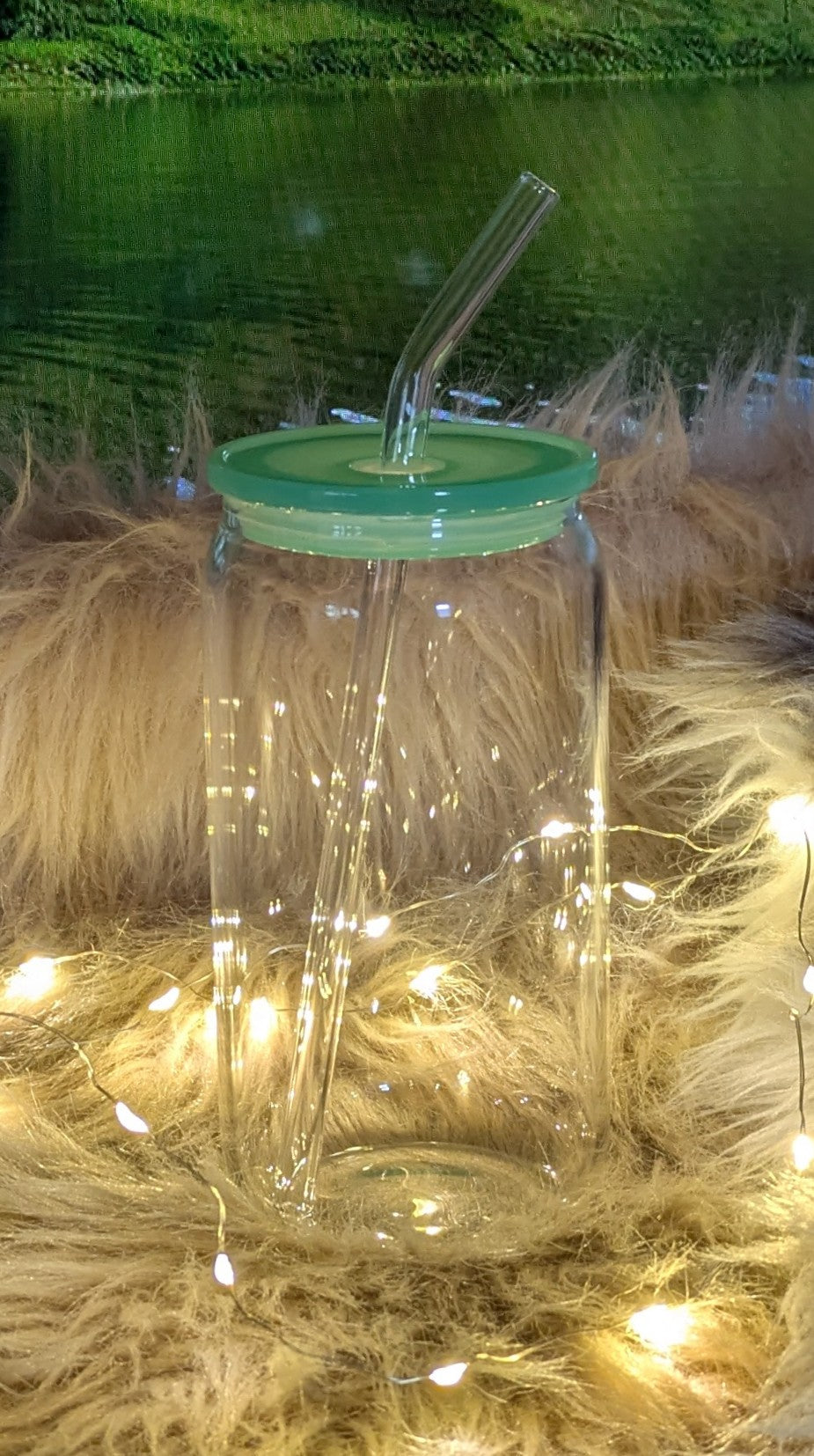 Glasbecher mit grünem Deckel und Trinkröhrchen + Sticker nach Wahl