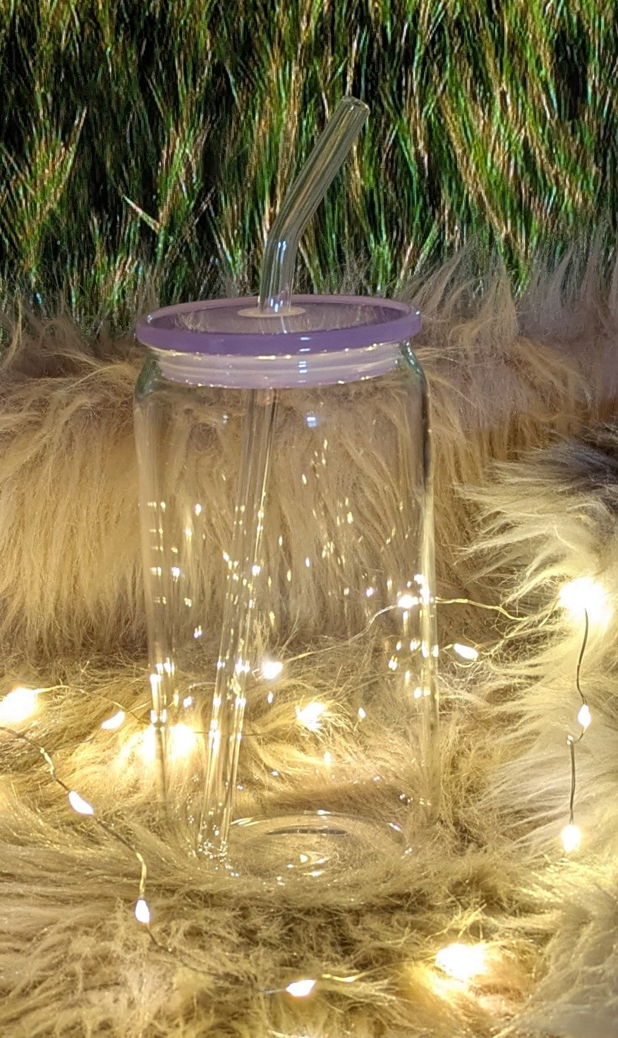 Glasbecher mit lila Deckel und Trinkröhrchen + Sticker nach Wahl