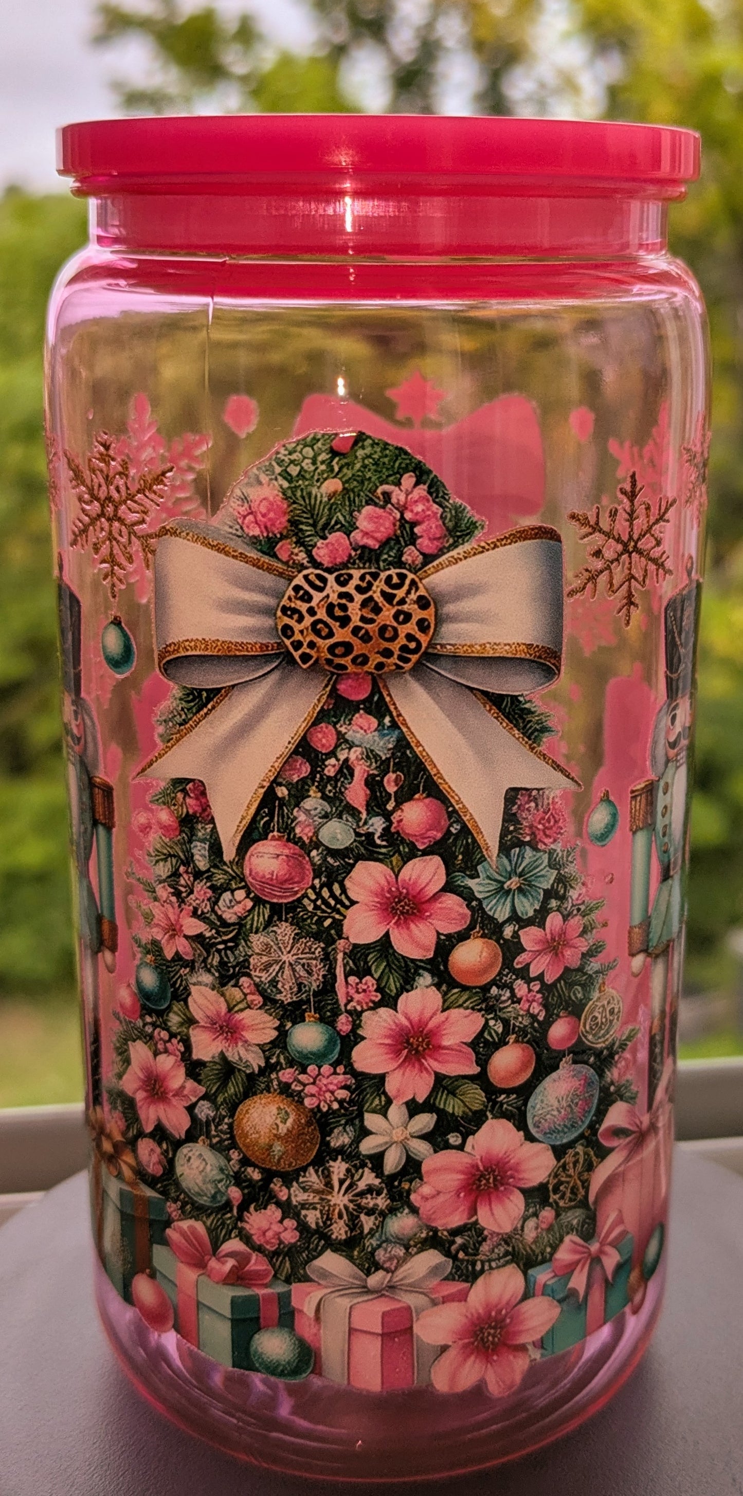 Weihnachtlicher Trinkbecher Weihnachtsbaum und Nussknacker in Pink Petrol gehalten