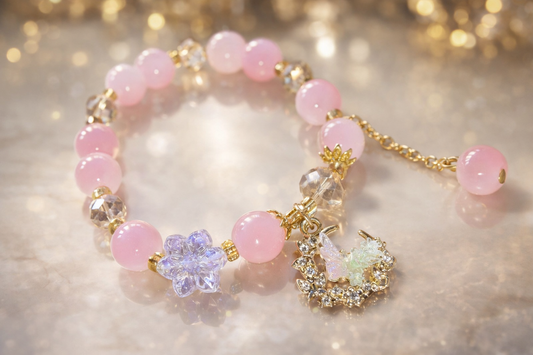 Glasperlenarmband pink-weiß mit Anhängern und Goldenen Details