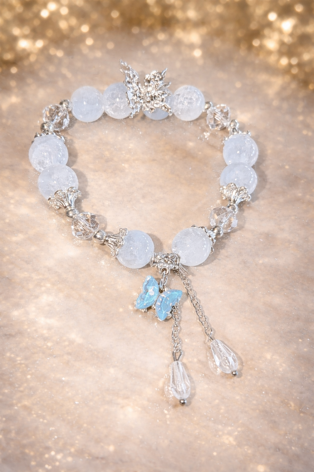 Armband im zartem blau mit Schmetterlingen Kettchen und vielen weiteren Details