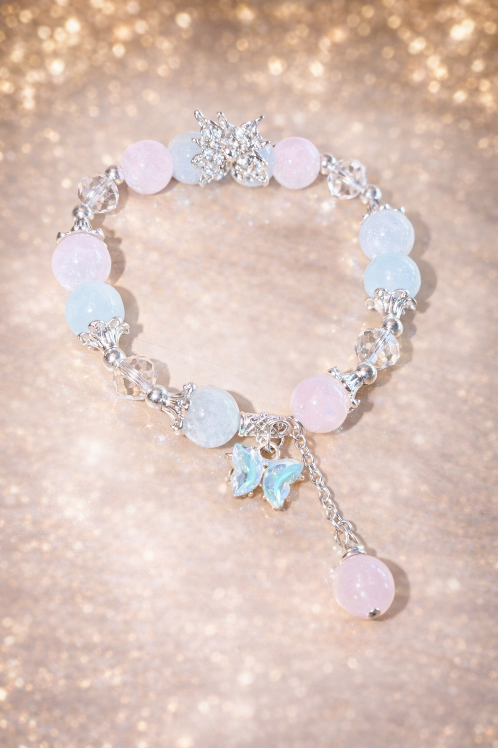Glasperlenarmband rosa-blau mit Schmetterlingen Anhängern