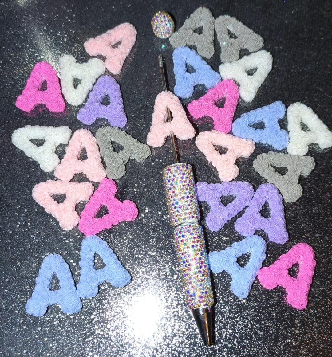 A Buchstaben Rosen Charm Perlen in unterschiedlichen Farben