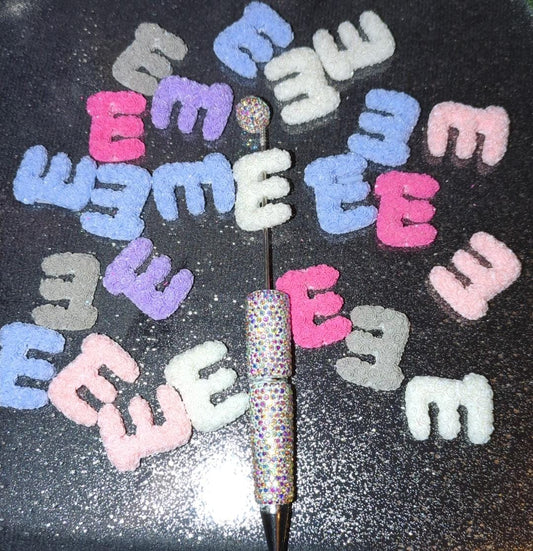 E Buchstaben Rosen Charm Perlen in unterschiedlichen Farben