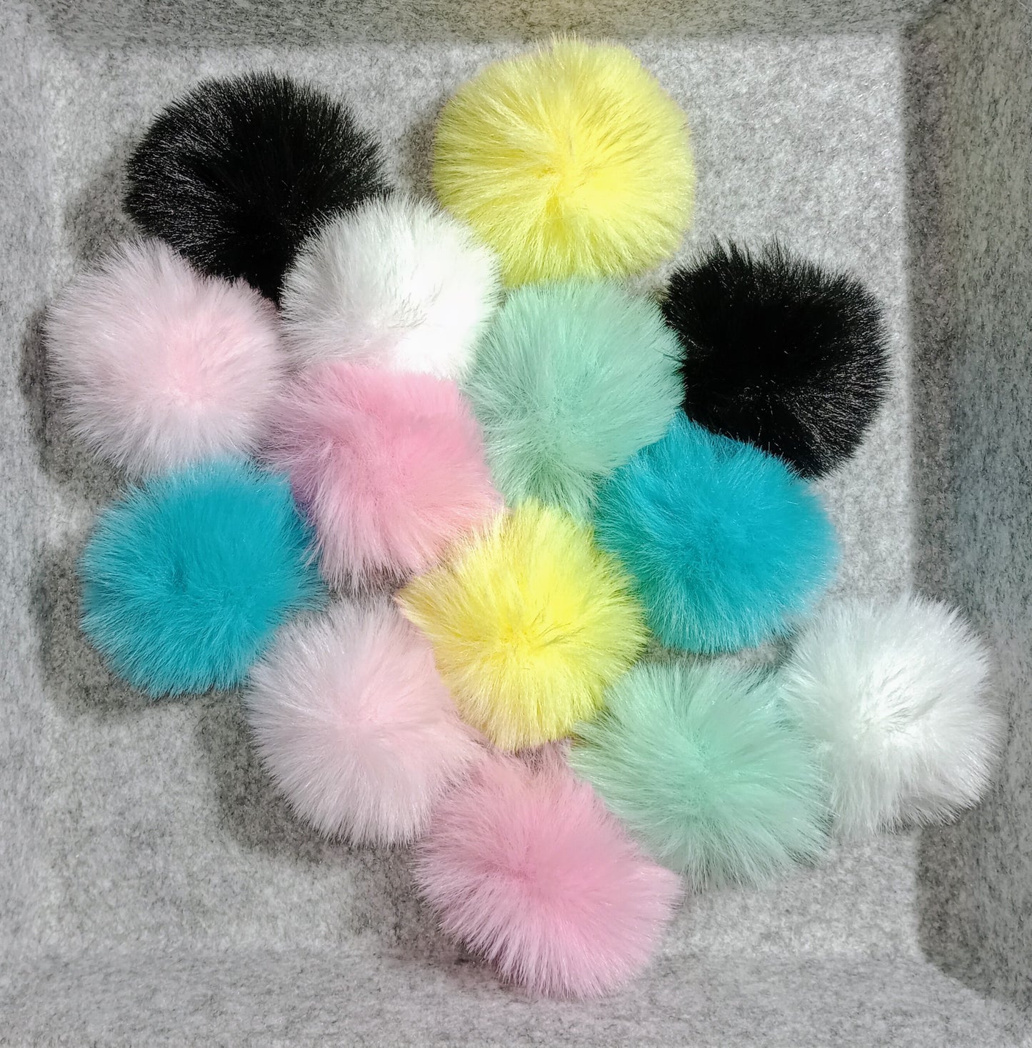 Pompom aus Kunstfaser 6cm Diverse Farben