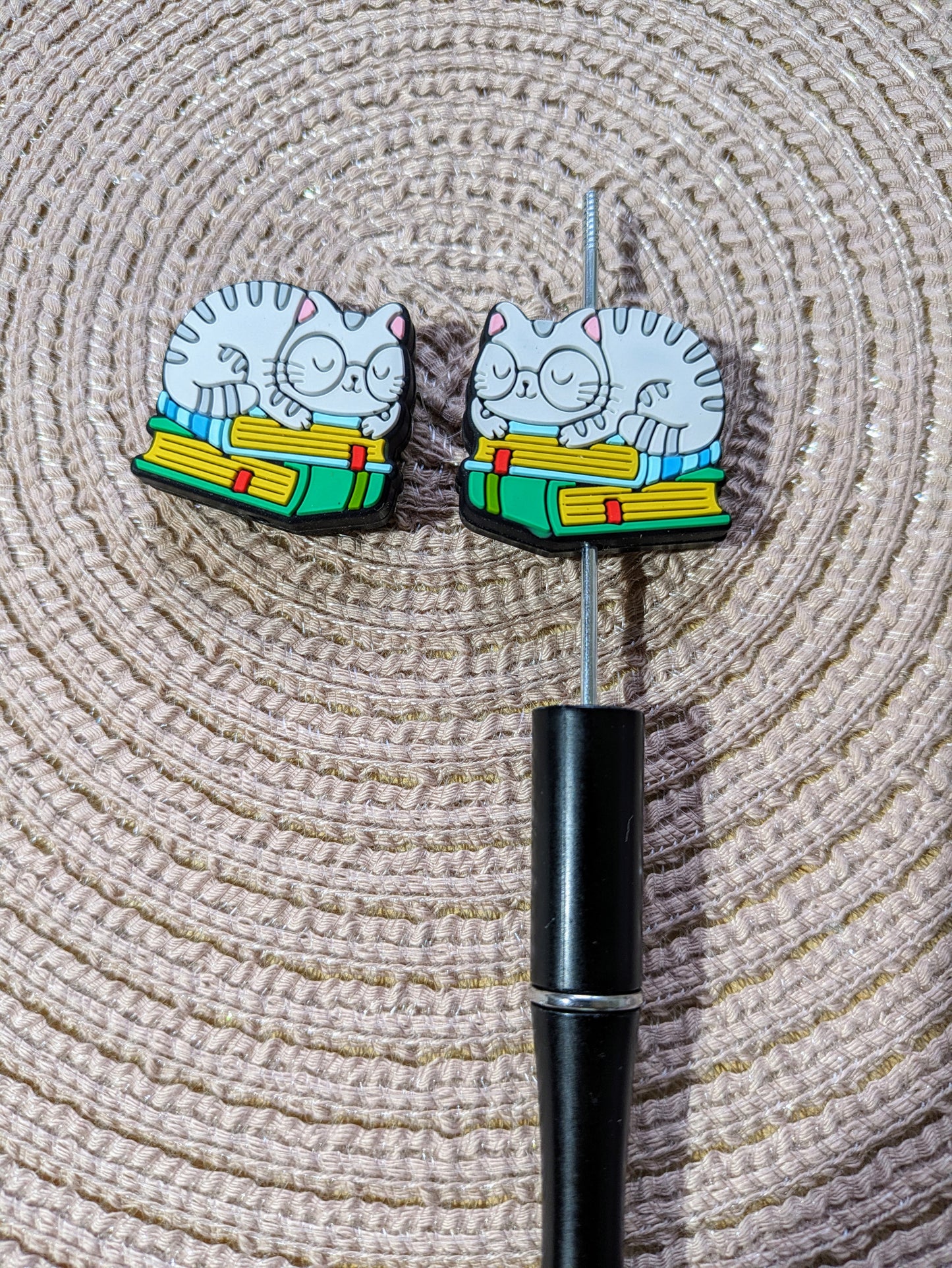 Silikonperle Katze schlafend auf Buch mit Brille Lesen (35)