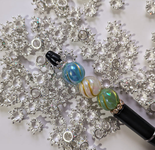 Kleine Kronen aus Metall in Silber mit Strasssteinen (126)