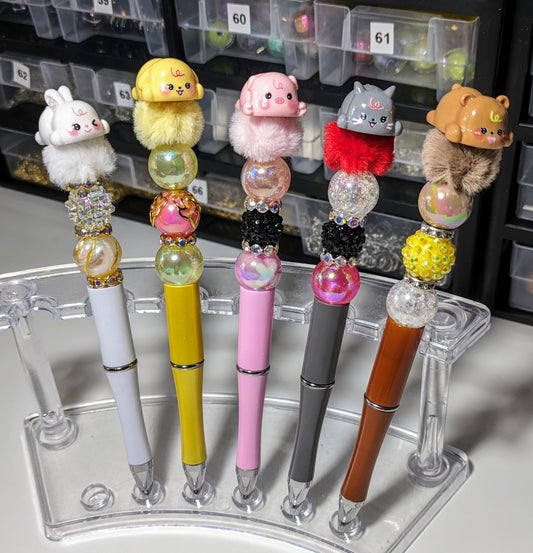 Fertig gestaltete Kugelschreiber mit unterschiedlichen Tieren