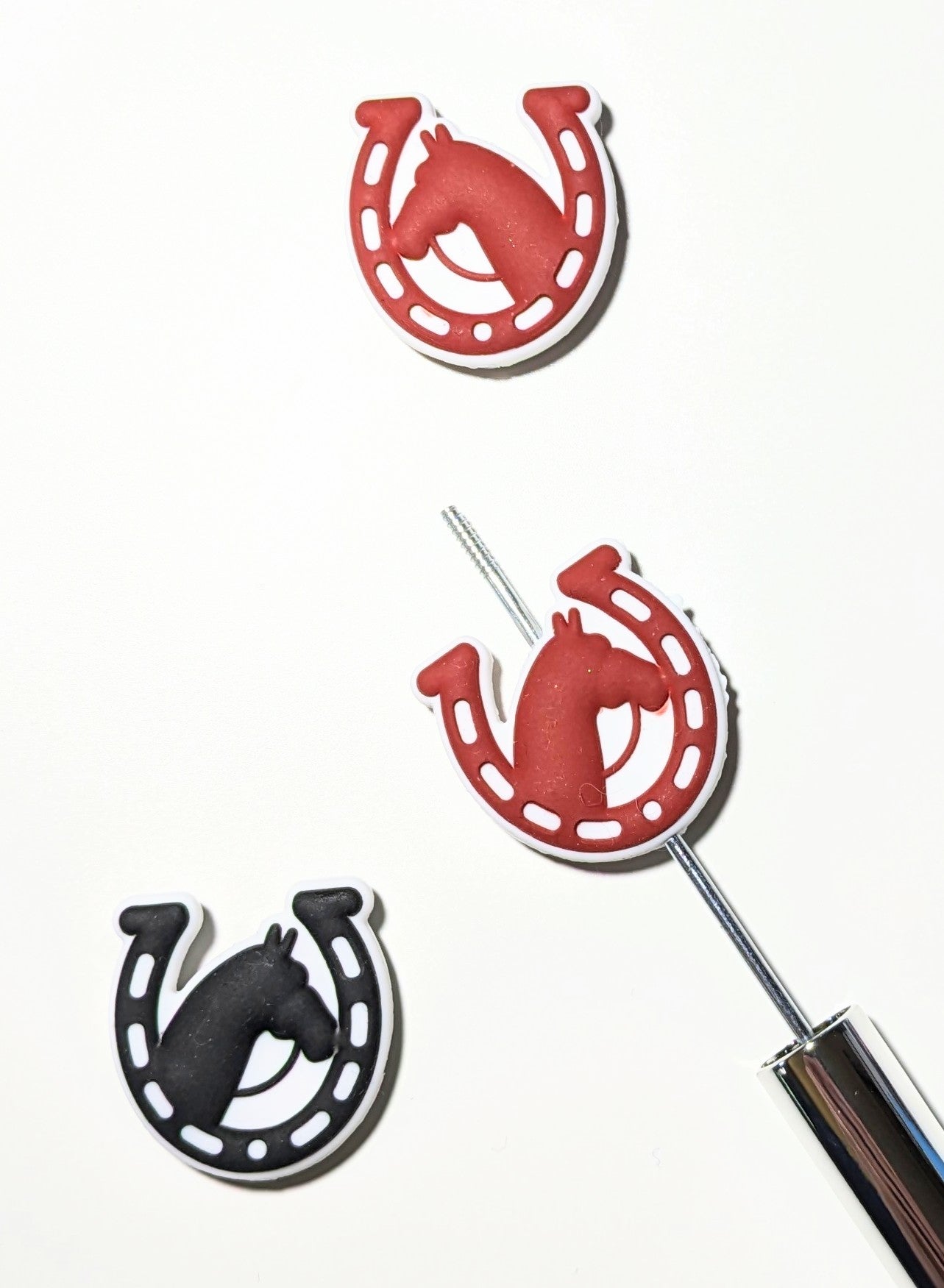 Focal Silikonperle Pferd mit Hufeisen in verschiedenen Farben (40)