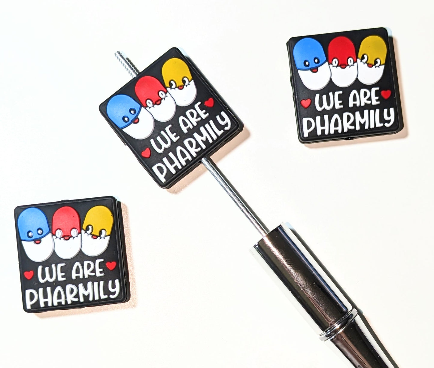 S82 "We are Pharmily" Tabletten Pflegekraft Medizin Focal Silikonperle