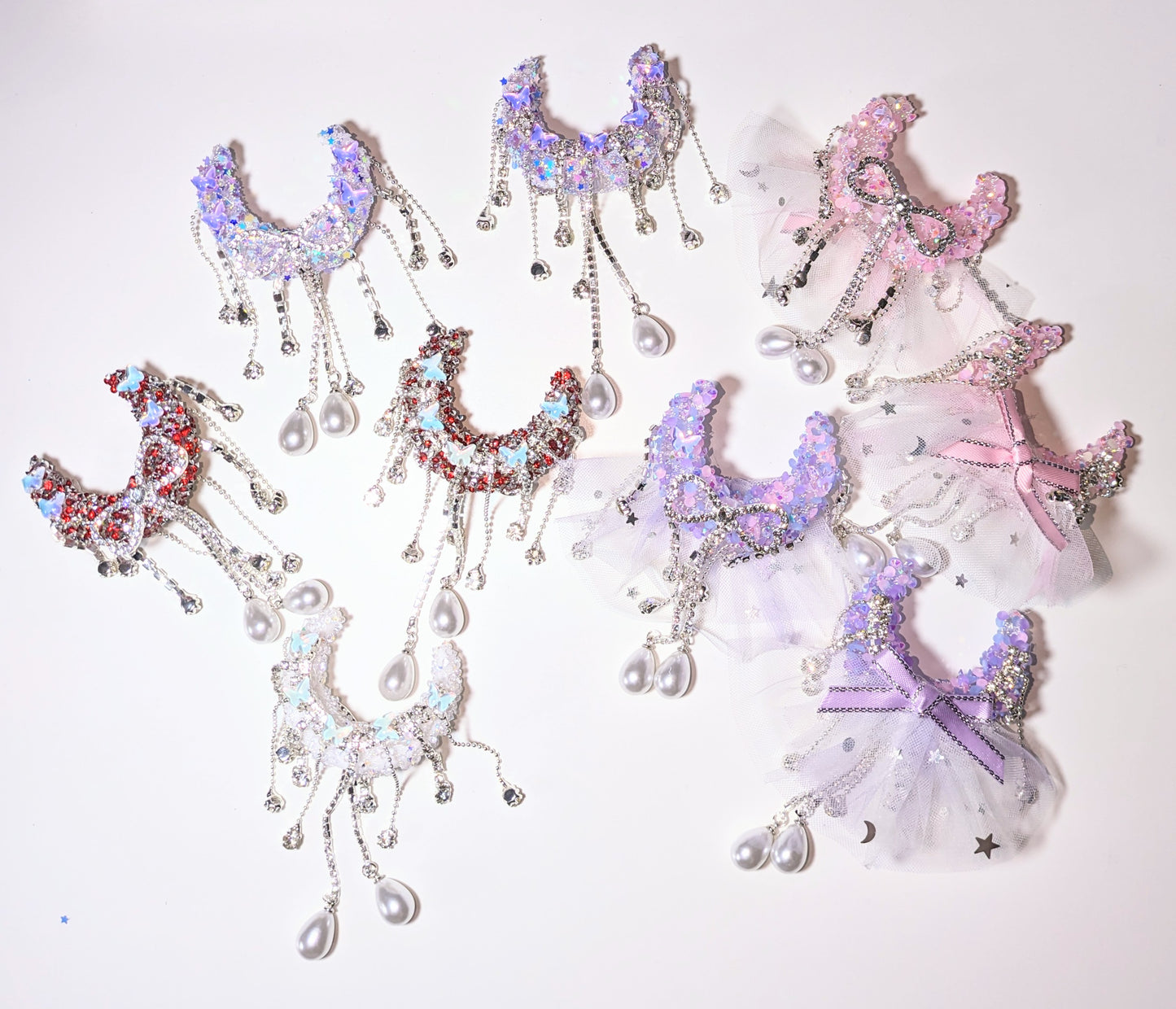 Reich Dekorierte Monde mit Strassketten Perlen Schmetterlingen Tüll