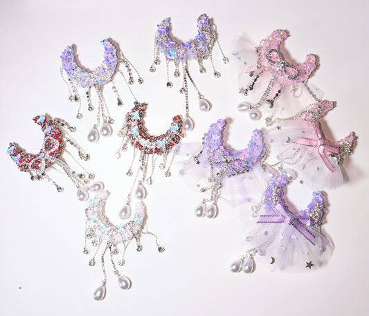 Reich Dekorierte Monde mit Strassketten Perlen Schmetterlingen Tüll