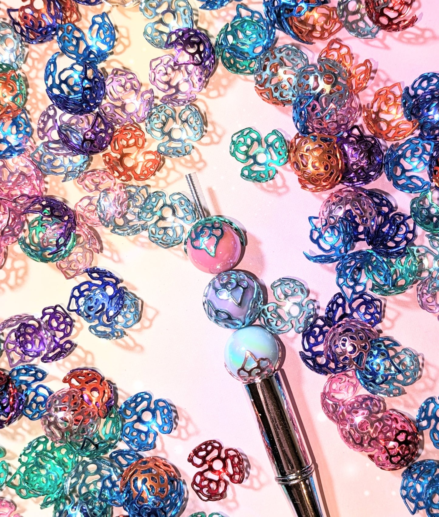 Verziehrungen aus Metall rosen in unterschiedlichen Farben