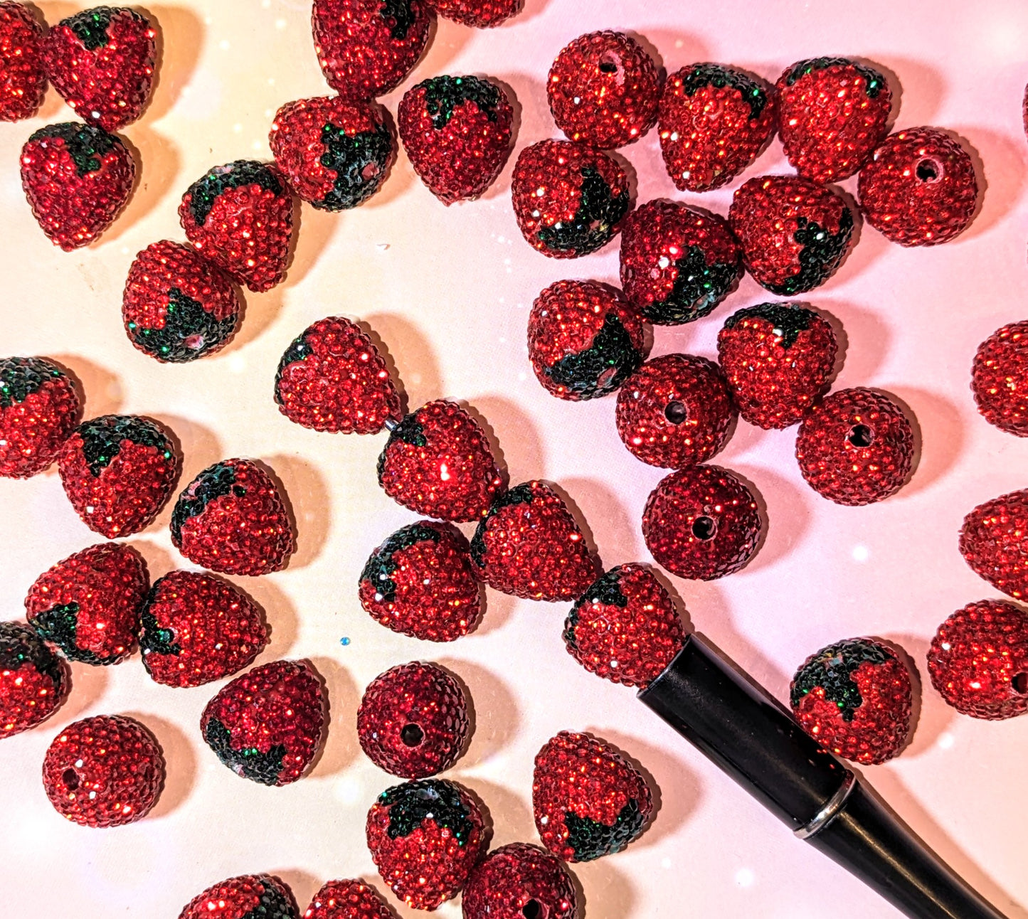 Funkelnde Strasserdbeeren  Handgearbeitet