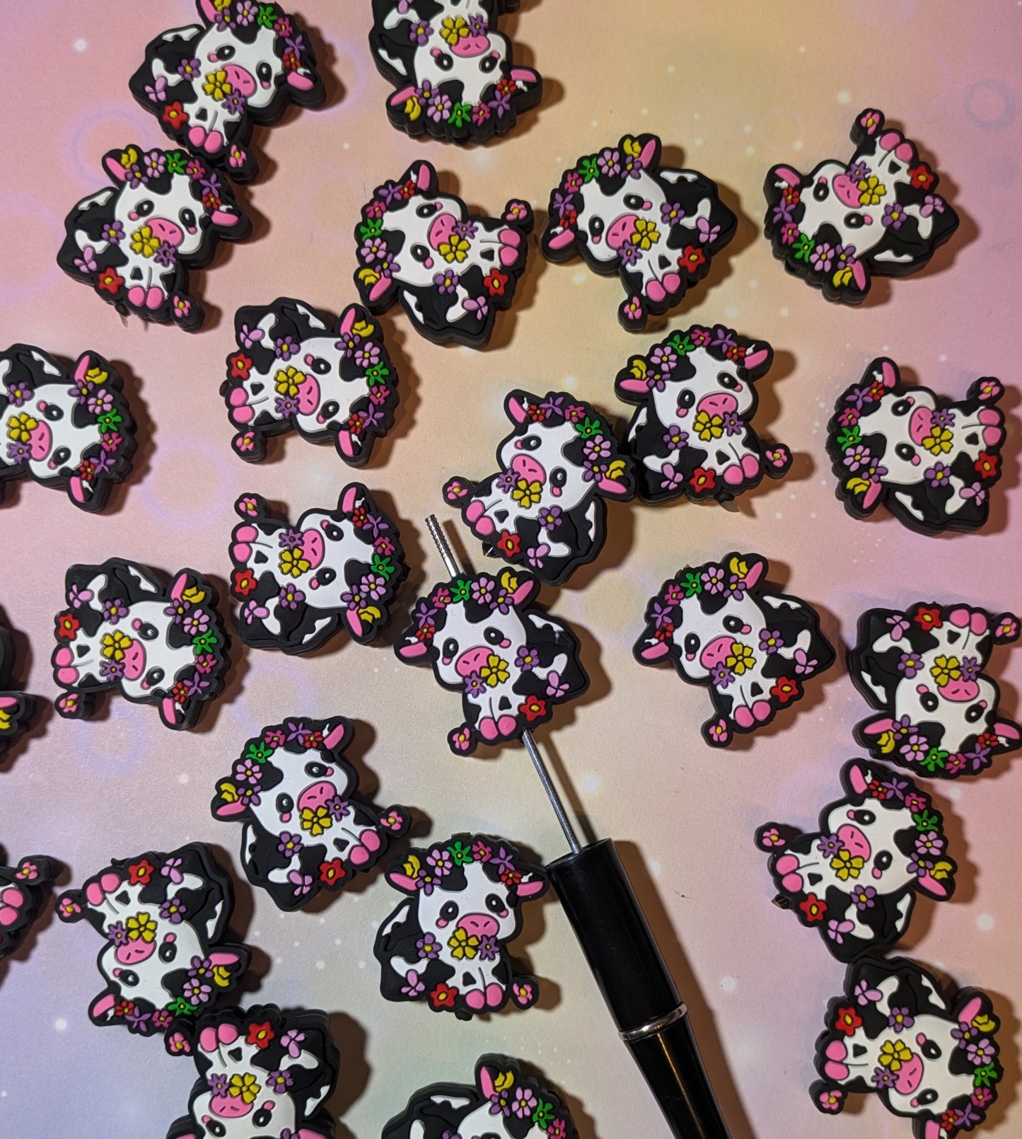 S69  Silikonperle / Focals Kuh mit Blumenkranz